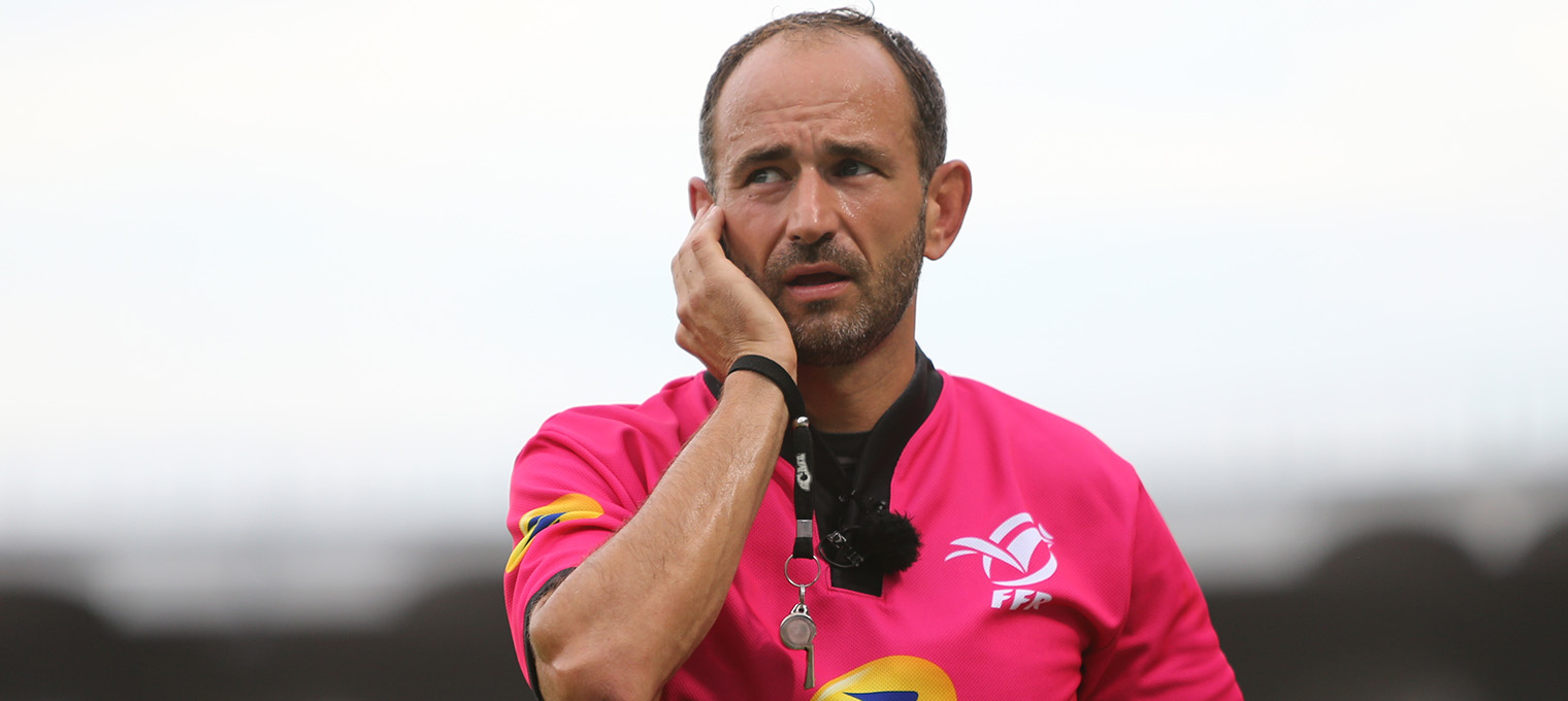 Romain Poite au stade Chaban Delmas lors d'un match de l'UBB