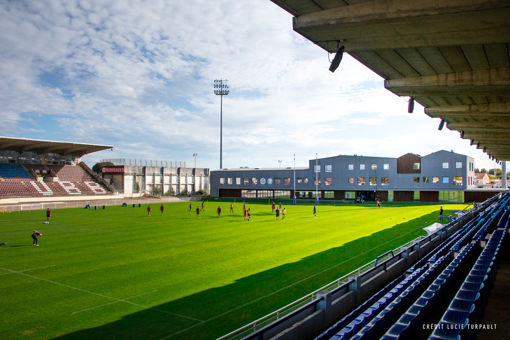 Le terrain d'honneur du CEVA Campus / stade André Moga depuis la tribune Océan