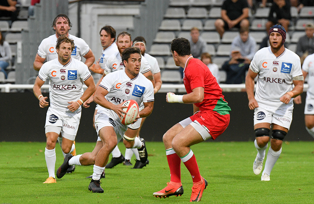 Ben Botica à l'attaque contre Biarritz.