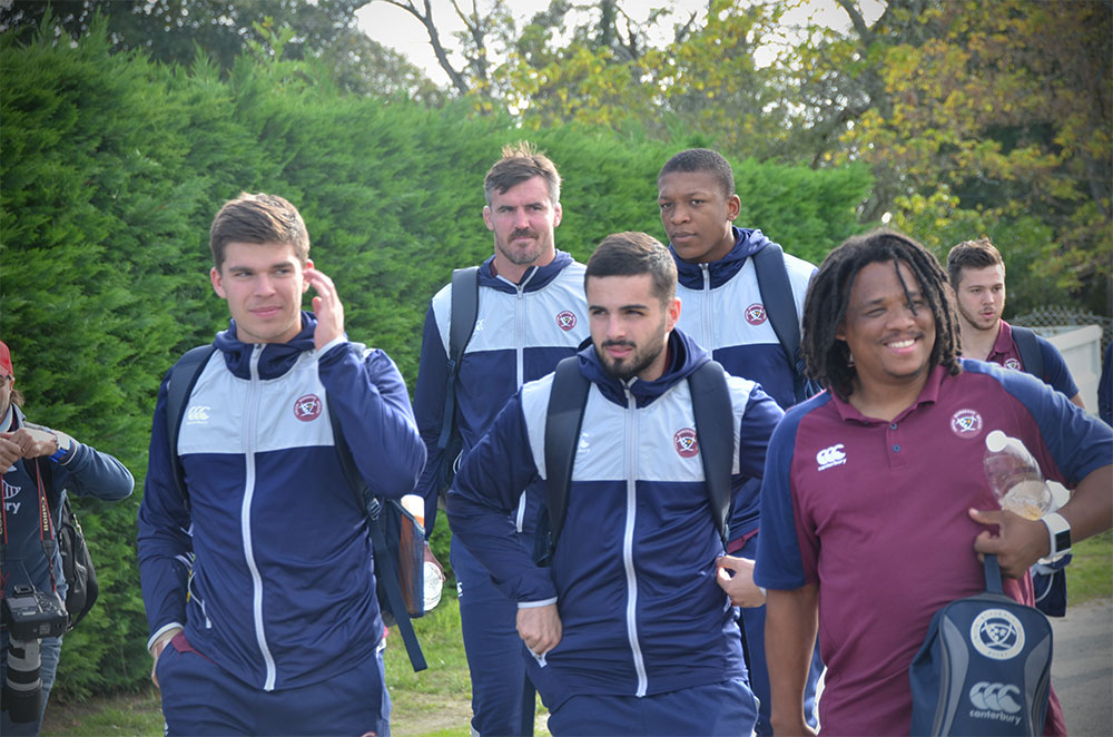 Matthieu Jalibert, Cameron Woki et leurs coéquipiers de l'UBB délocalisent un entraînement à Libourne au stade Moueix