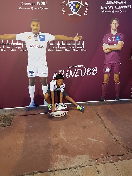 Le ballon géant de l'UBB devant Cameron Woki et Alexandre Flanquart