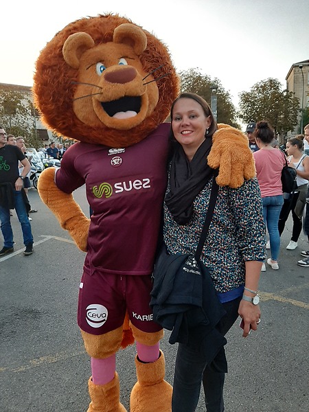 La mascotte Léo est toujours prête à prendre la pause avec les supporters