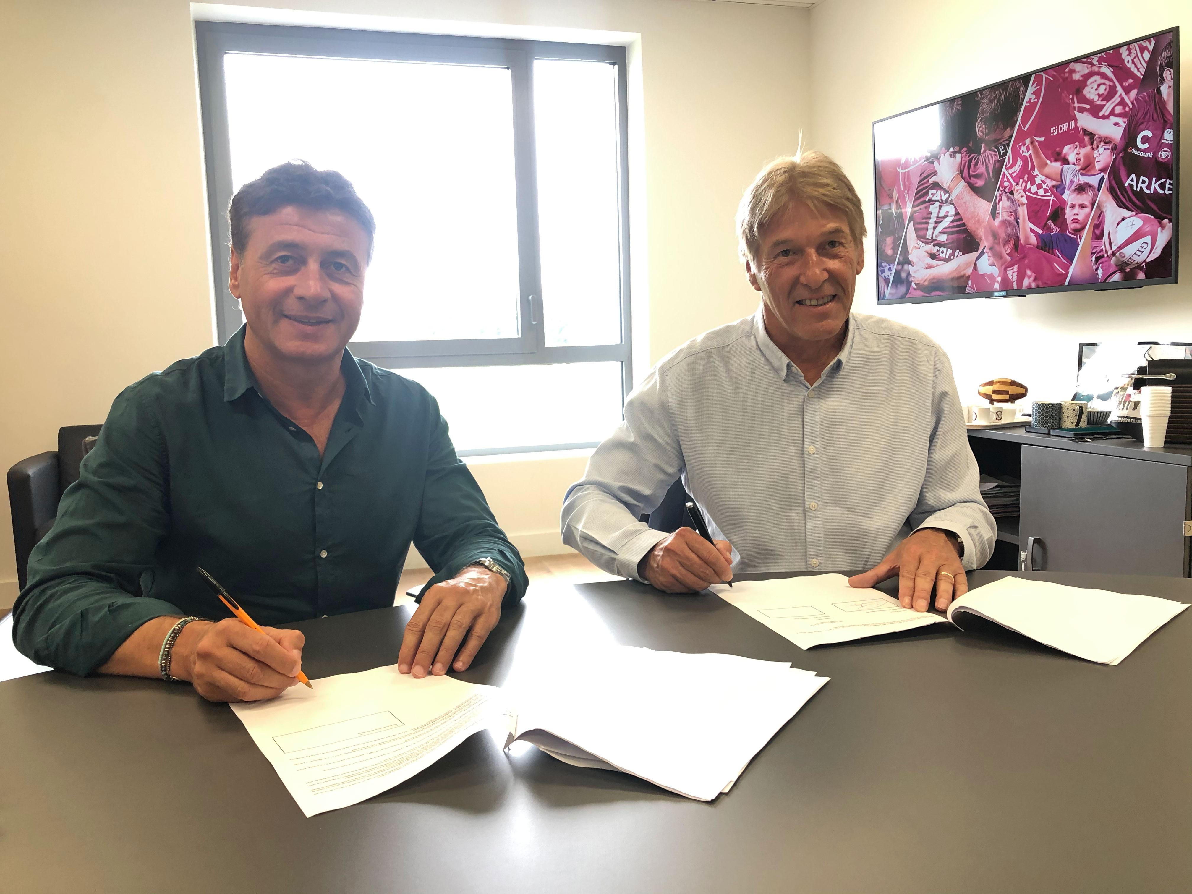 Edenauto - partenaire maillot UBB - signature Laurent Marti et Eric Stierlen président du directoire Edenauto