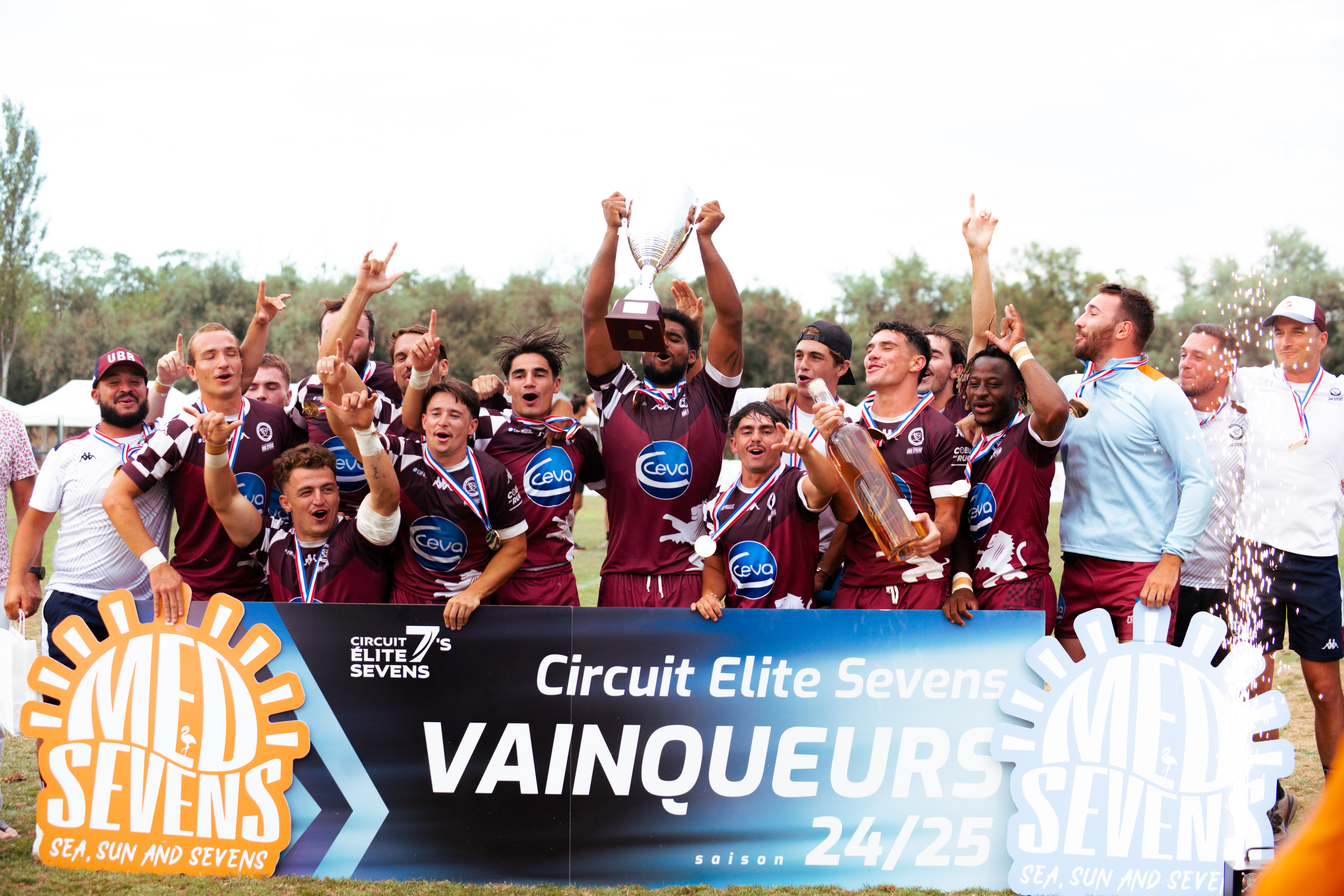 L'UBB Sevens soulève le trophée du Circuit Elite