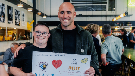 Retrouvailles entre Maxime Lucu et Alex au Café Joyeux