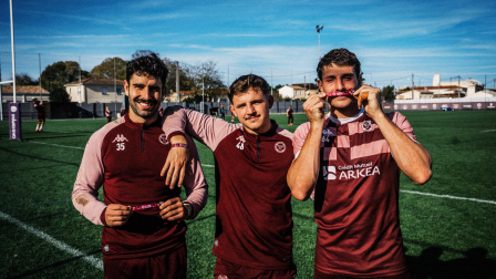 Romain Buros, Xan Mousquès et Pablo Uberti présentent le bracelet UBB X Ligue contre le cancer